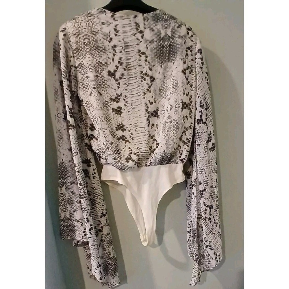 Symphony Snakeskin Bodysuit Top Womens Cape Sleeve Deep V Neck Size Small - Picture 3 of 11
